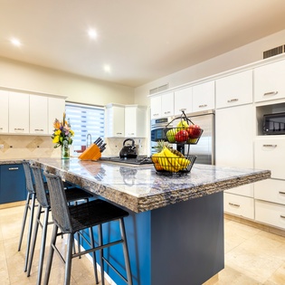 Fully equipped kitchen with bar seating