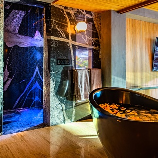 En suite bathroom with bathtub