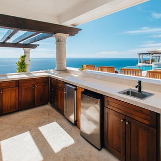 Outdoor bar area with Viking grill and Fryer hot plate