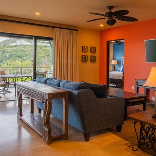 Spacious living area -10