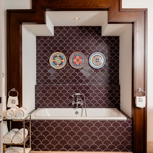 En suite bathroom with bathtub