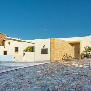 Large open driveway and entrance