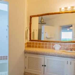 En suite bathroom with bath tub