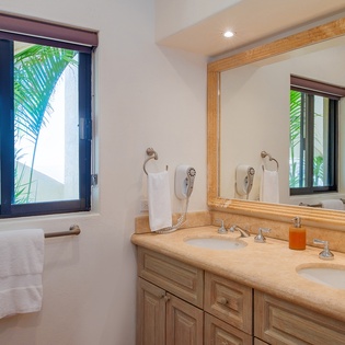 En suite bathroom suite double sink