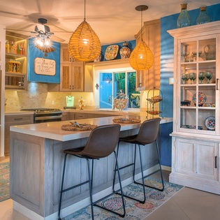 Fully equipped kitchen with bar seating