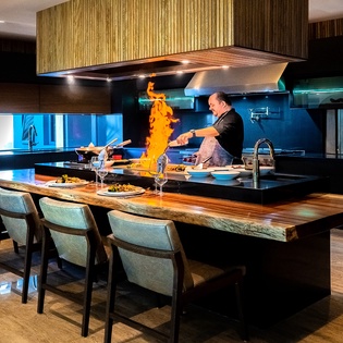 Fully equipped kitchen with bar seating