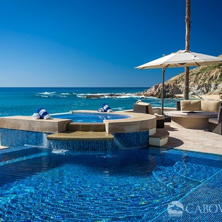 Pool & Beachside