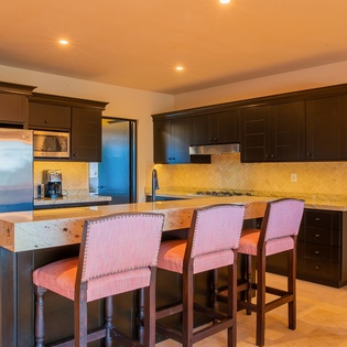 Fully equipped kitchen with bar seating