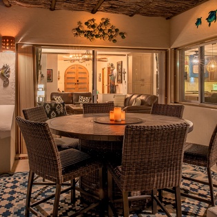 Outdoor dining that seats 6