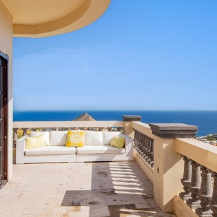 En suite balcony with panoramic ocean views
