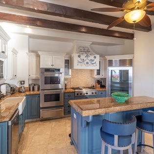Fully equipped kitchen with bar seating