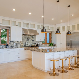Fully equipped kitchen with bar seating
