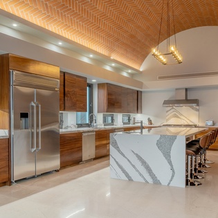 Fully equipped kitchen with bar seating