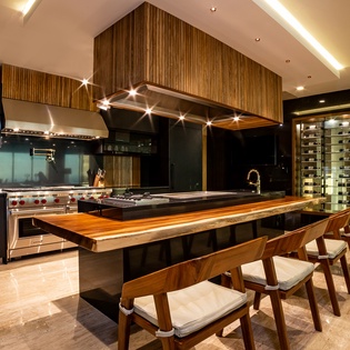 Fully equipped kitchen with bar seating