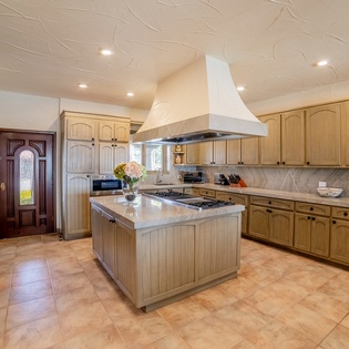 Fully equipped kitchen