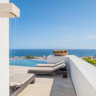 Soak in the sunshine on your private rooftop terrace, where an outdoor shower, lounge chairs, and infinity pool meet endless ocean horizons. Perfect for quiet mornings or sunset evenings.
