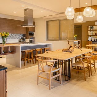 Dining area with fully equipped kitchen and bar