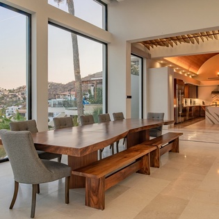 Dining area that sits 10