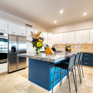 Fully equipped kitchen with bar seating