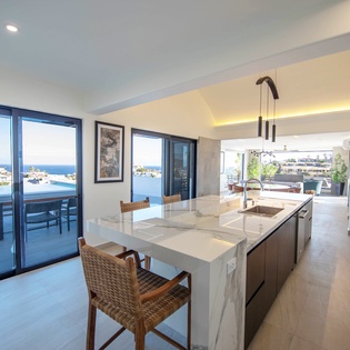 Fully equipped kitchen with bar seating