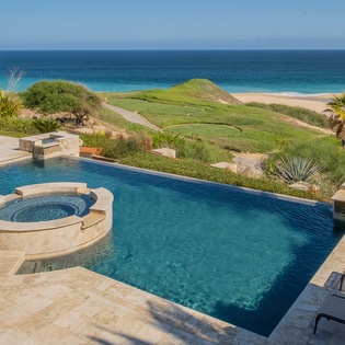 Infinity pool and jacuzzi with breathtaking ocean view