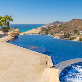 Jacuzzi and infinity pool