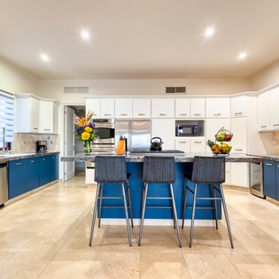 Fully equipped kitchen with bar seating