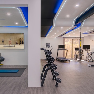 En villa fitness area