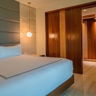 7th bedroom with King