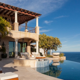 Infinity pool and jacuzzi with ocean views