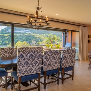 Dining area that seats 8