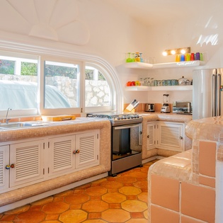Fully equipped kitchen