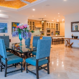 Dining area that sits 8