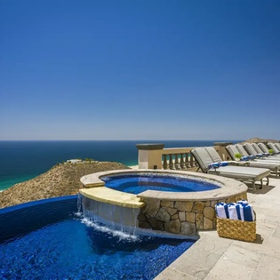 Infinity pool with jacuzzi and ocean views