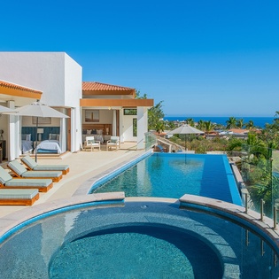 Infinity pool and jacuzzi with ocean views