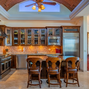Fully equipped kitchen with bar seating 3