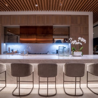 Fully equipped kitchen with bar seaiting