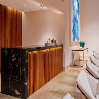 Dining area with bar