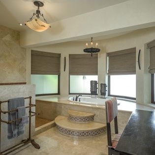 Grand bathroom with bathtub