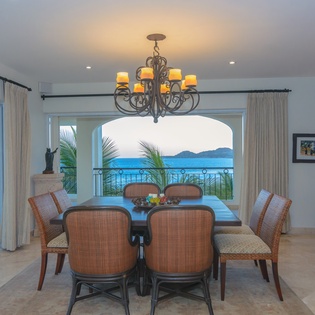 Dining area that seats 8