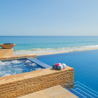 Jacuzzi and infinity pool overlooking the beach