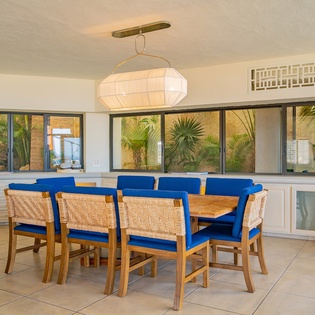 Dining area that seats 8