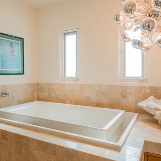 En suite bathroom with bath tub