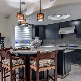Fully equipped kitchen with bar seating of 3