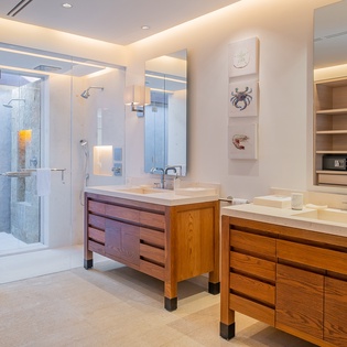 En-suite double sink bathroomEn-suite double sink bathroom