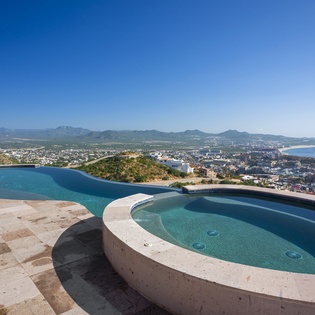 Infinity pool and jacuzzi with ocean view