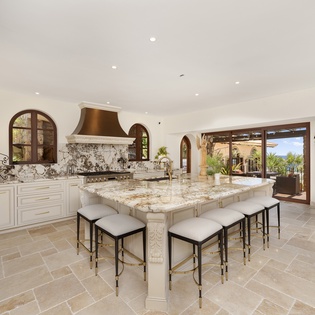 Fully equipped kitchen with bar seating
