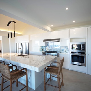 Fully equipped kitchen with bar seating