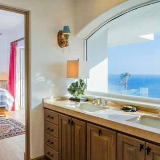 Beautiful en suite bathroom with ocean views