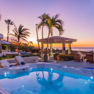 Jacuzzi overlooking the ocean